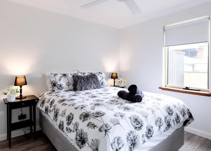 Salt & Pepper; Beautiful Town House In Margs!